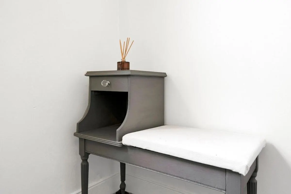 Central & Chic - Huge Home - Free Wifi & Parking Cardiff