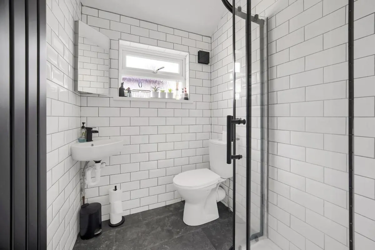 Central & Chic - Huge Home - Free Wifi & Parking Cardiff Holiday home
