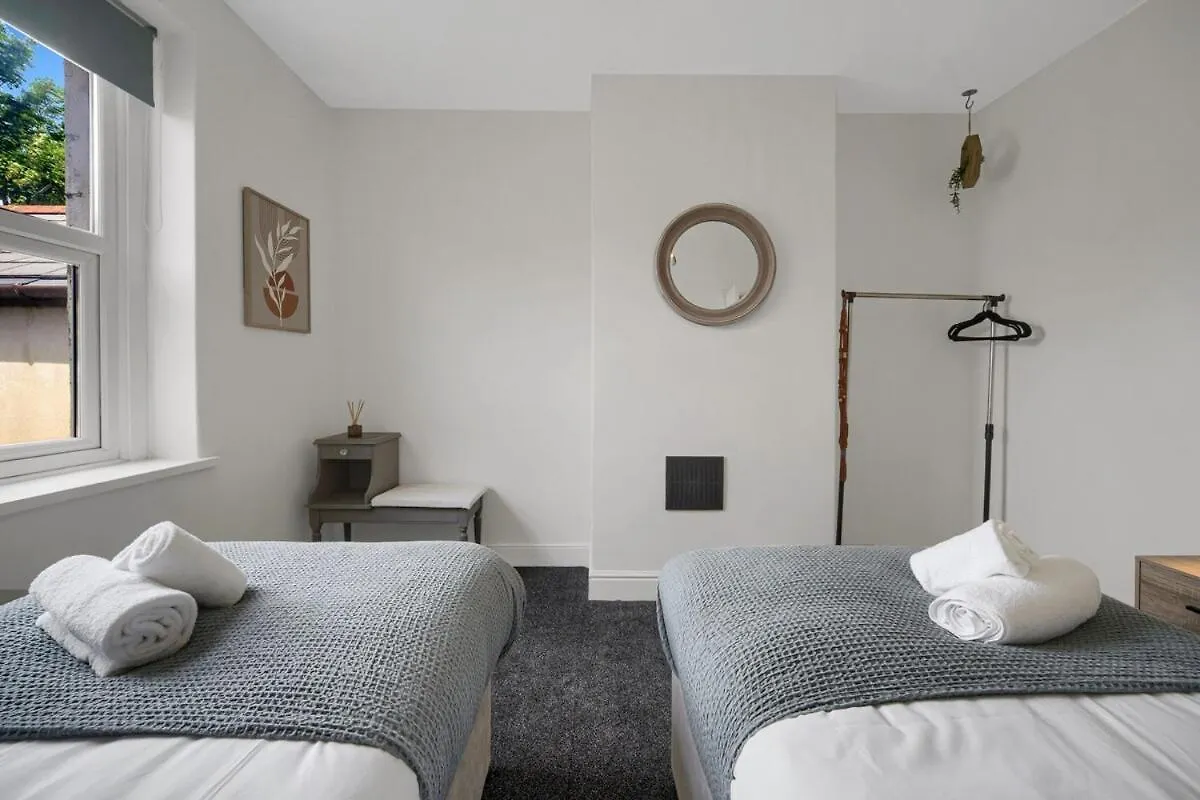 Holiday home Central & Chic - Huge Home - Free Wifi & Parking Cardiff United Kingdom