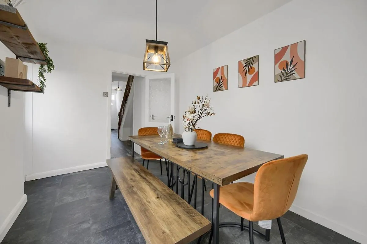 Central & Chic - Huge Home - Free Wifi & Parking Cardiff