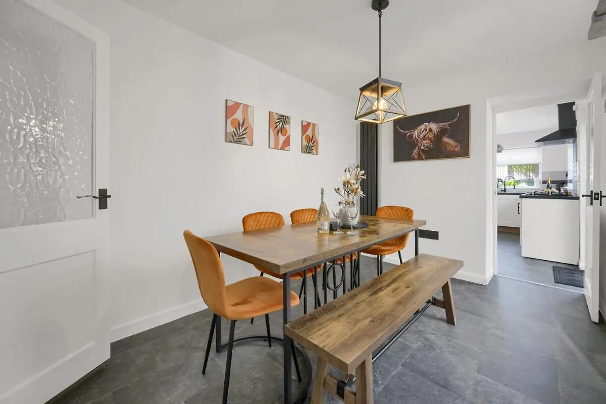 Central & Chic - Huge Home - Free Wifi & Parking Cardiff Holiday home