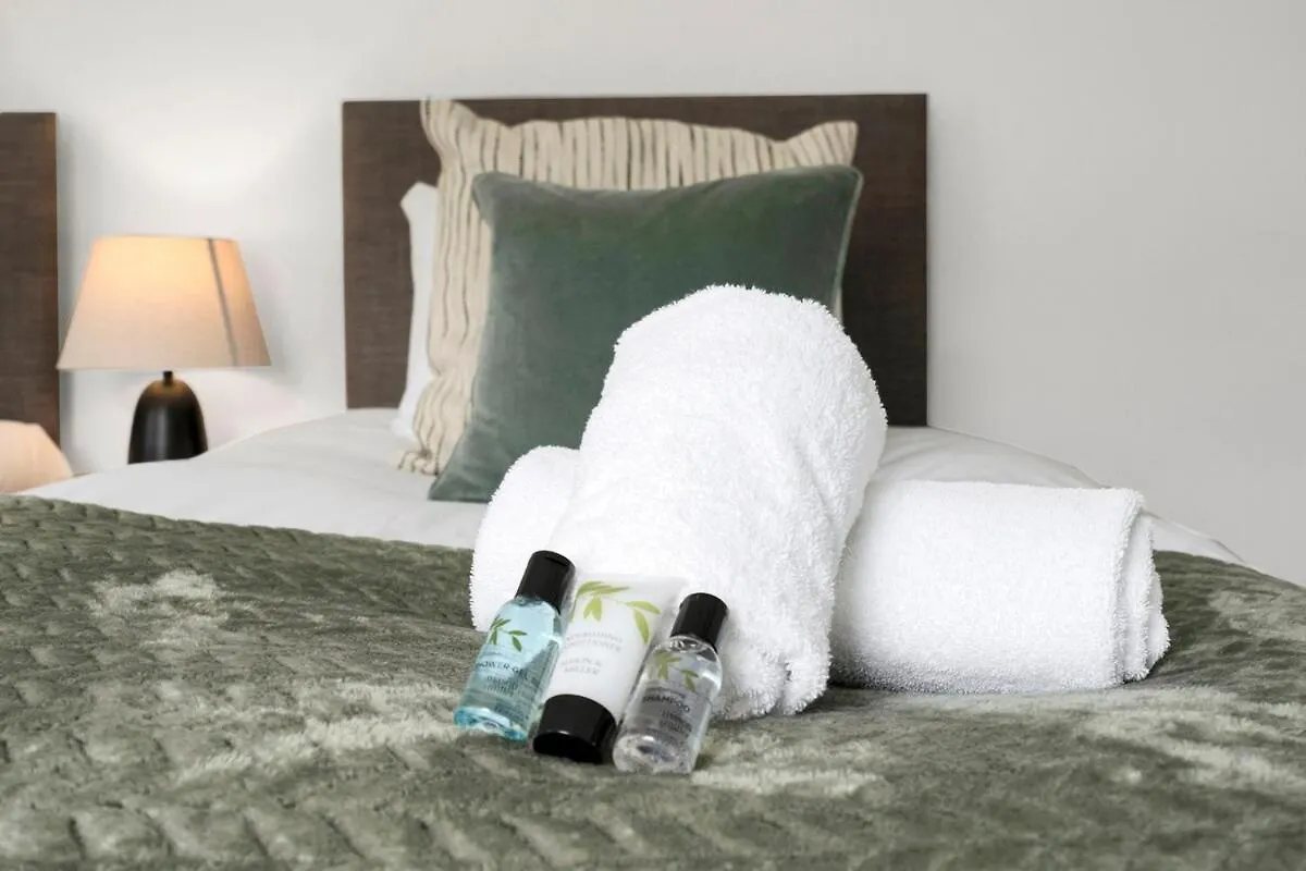 Central & Chic - Huge Home - Free Wifi & Parking Cardiff 0*,  United Kingdom