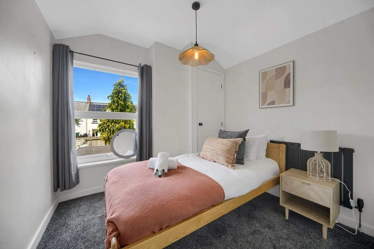 Central & Chic - Huge Home - Free Wifi & Parking Cardiff United Kingdom