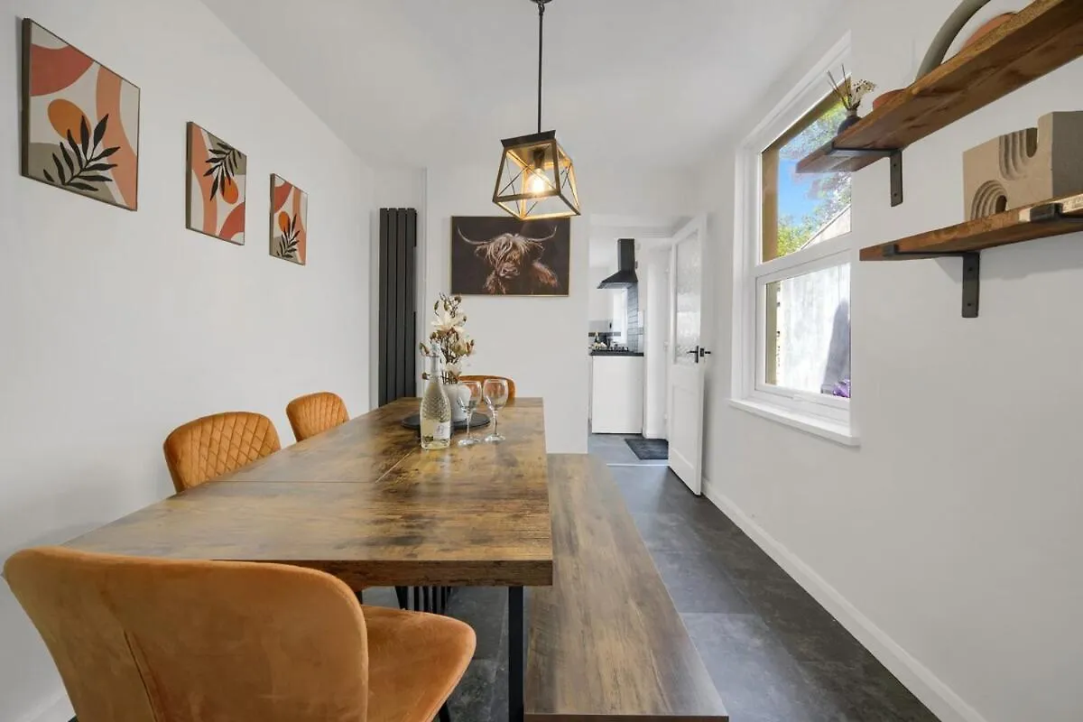 Holiday home Central & Chic - Huge Home - Free Wifi & Parking Cardiff
