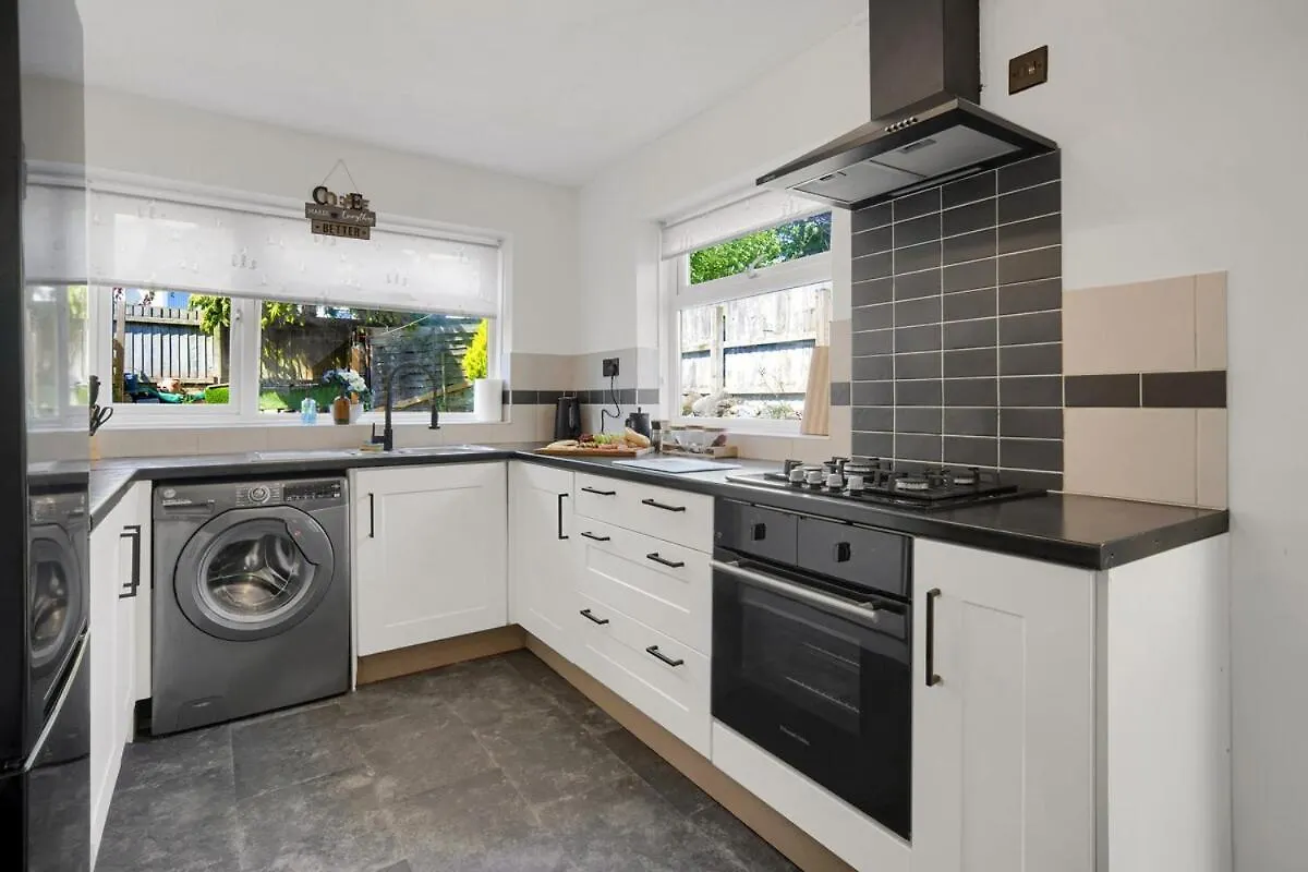 Central & Chic - Huge Home - Free Wifi & Parking Cardiff 0*,