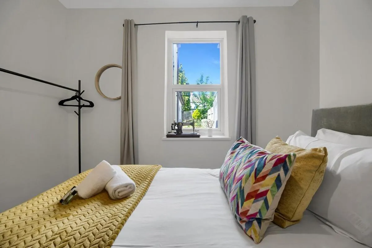 Central & Chic - Huge Home - Free Wifi & Parking Cardiff Holiday home