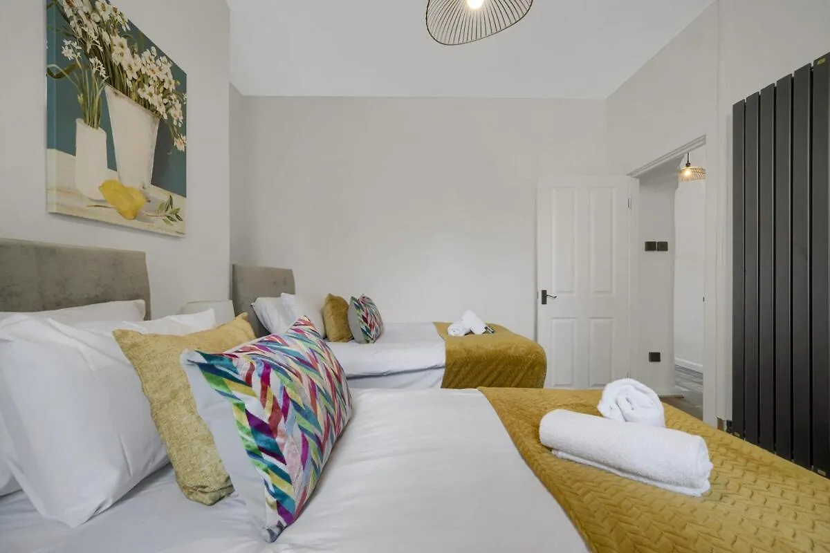 Holiday home Central & Chic - Huge Home - Free Wifi & Parking Cardiff