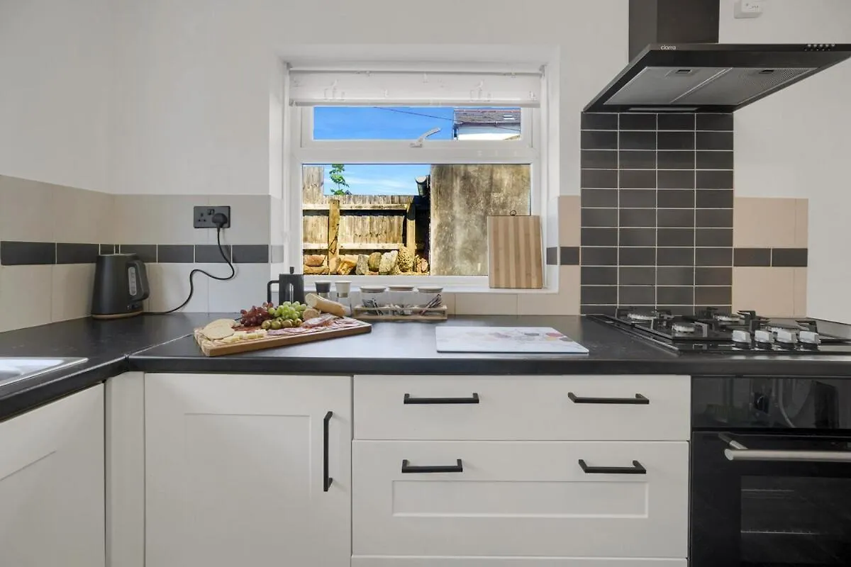 Central & Chic - Huge Home - Free Wifi & Parking Cardiff 0*,  United Kingdom