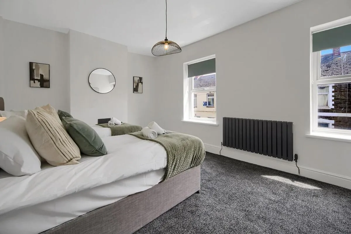 Central & Chic - Huge Home - Free Wifi & Parking Cardiff Holiday home