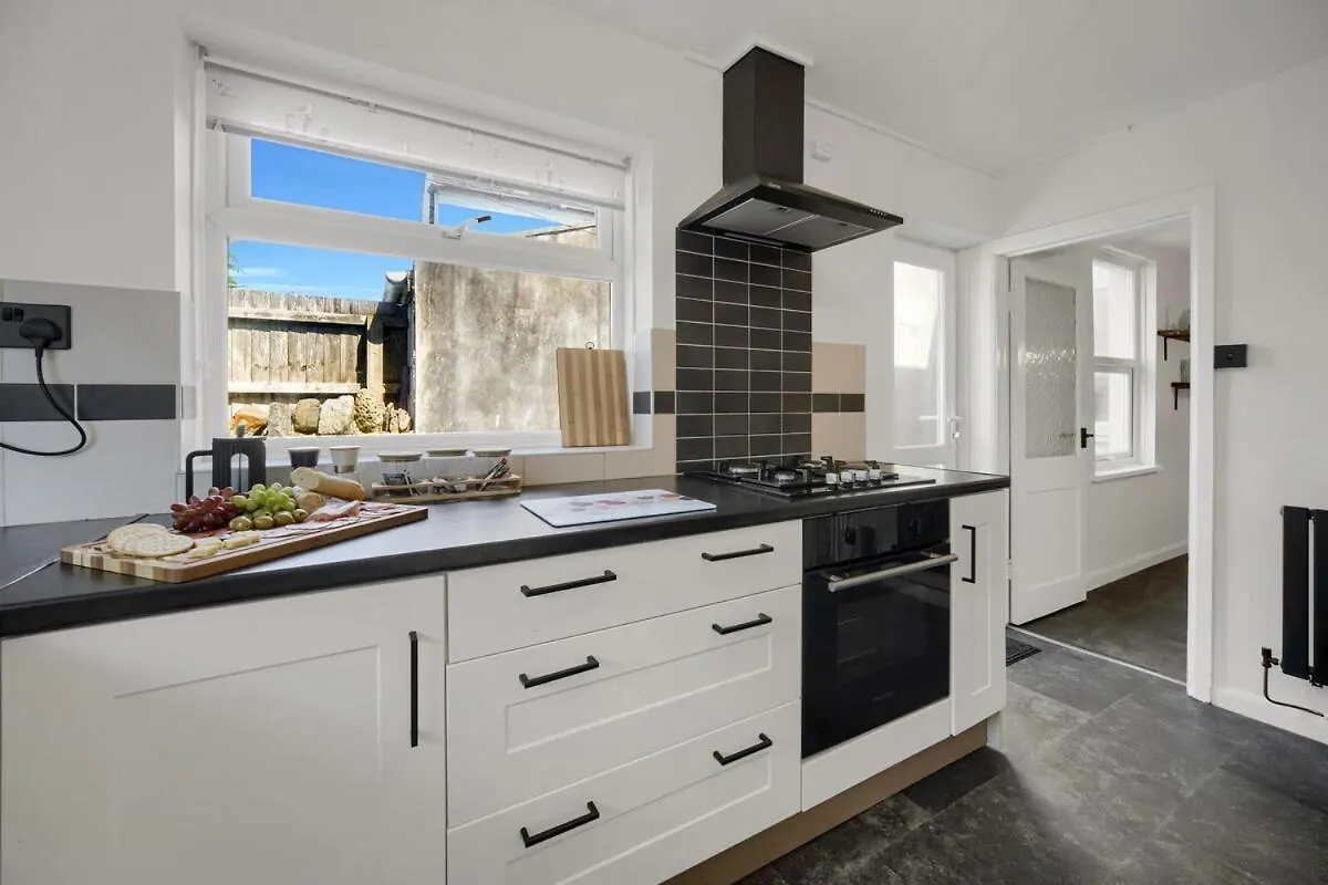 Central & Chic - Huge Home - Free Wifi & Parking Cardiff
