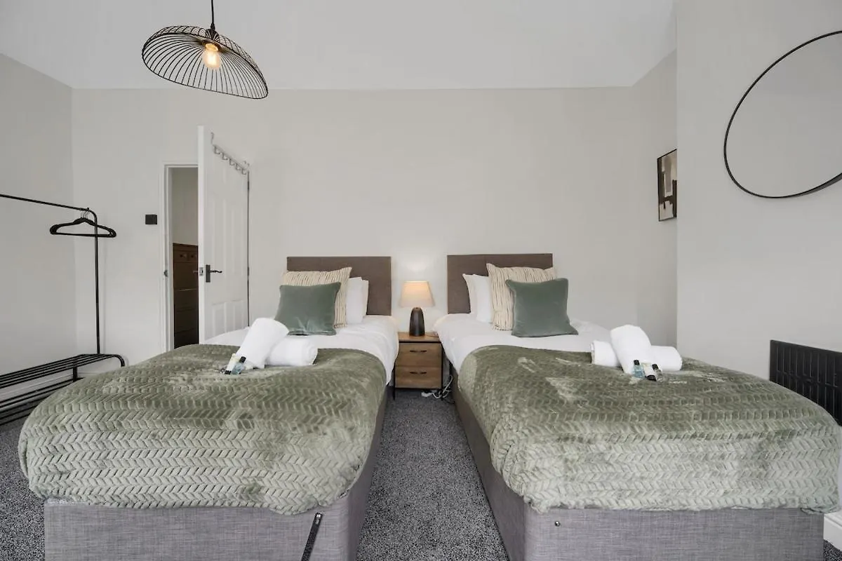 Holiday home Central & Chic - Huge Home - Free Wifi & Parking Cardiff