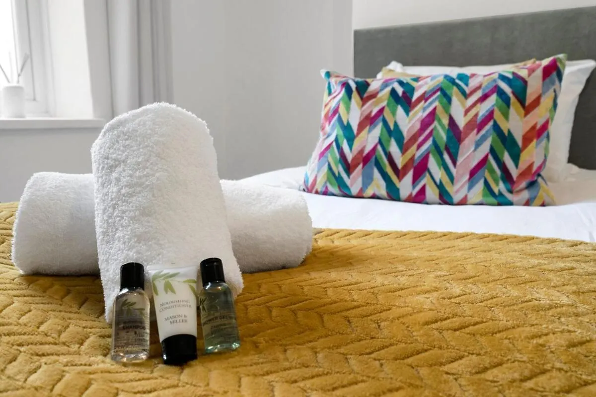 Central & Chic - Huge Home - Free Wifi & Parking Cardiff