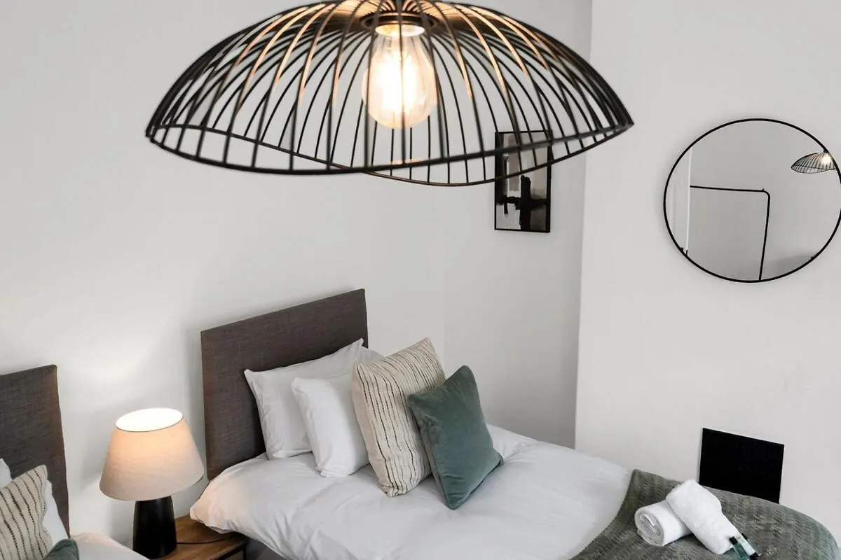 Central & Chic - Huge Home - Free Wifi & Parking Cardiff