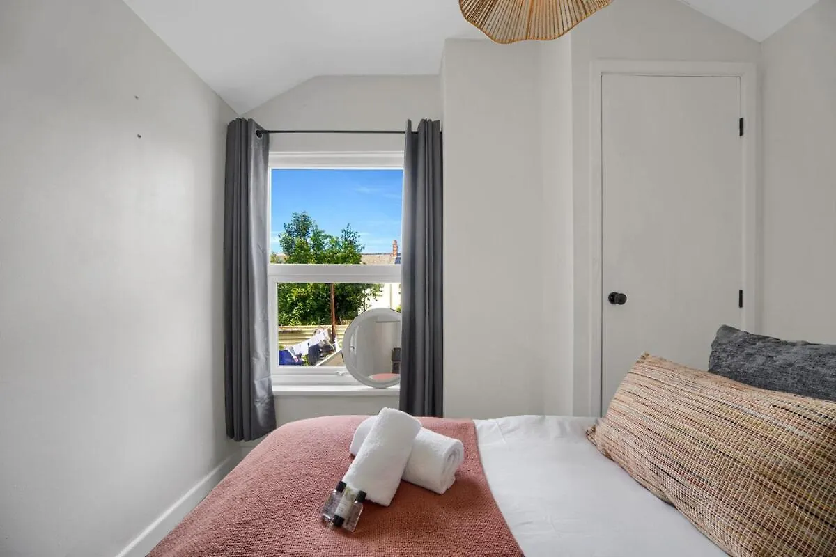 Central & Chic - Huge Home - Free Wifi & Parking Cardiff Holiday home