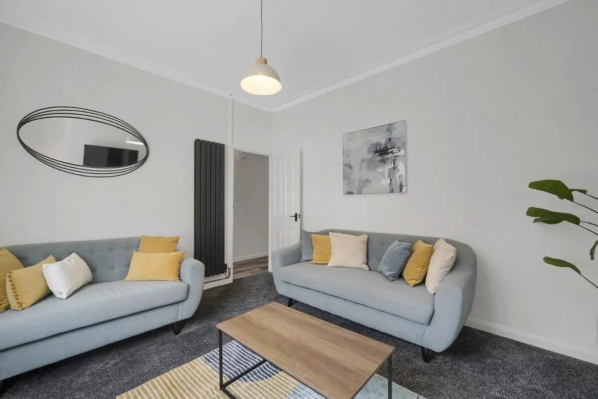 Holiday home Central & Chic - Huge Home - Free Wifi & Parking Cardiff