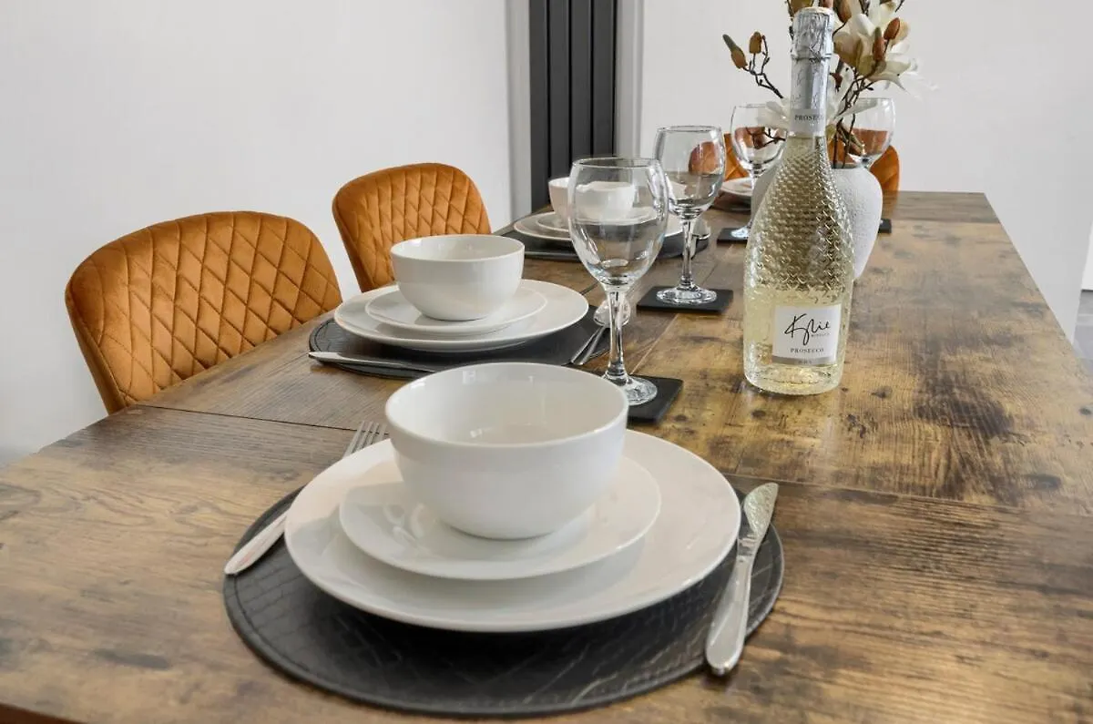 Central & Chic - Huge Home - Free Wifi & Parking Cardiff Holiday home